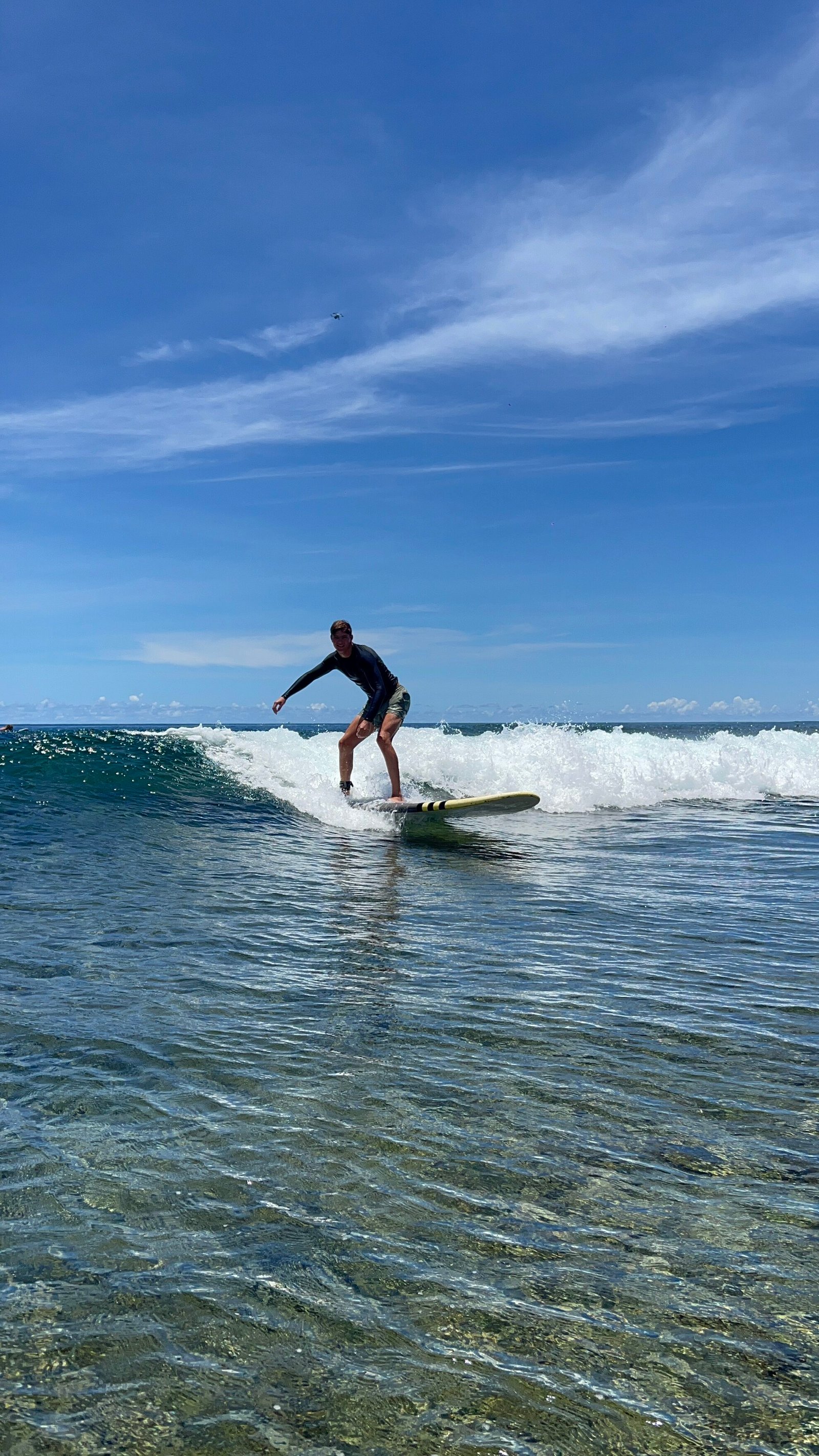 surfen op golven in siargao filipijnen