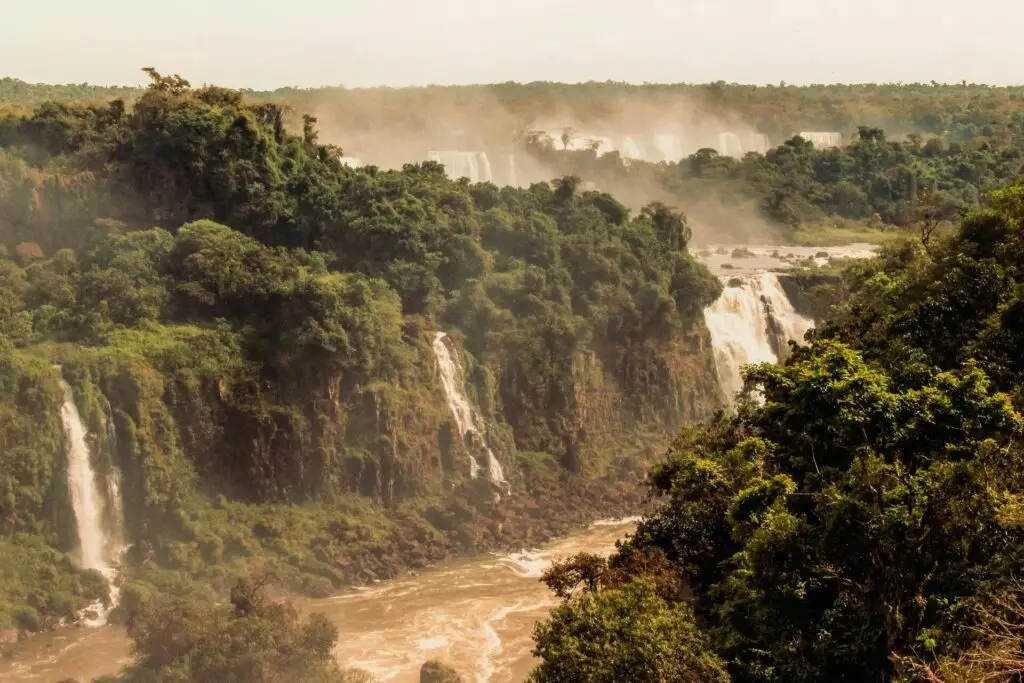 luchtview over meerdere watervallen in de amazone