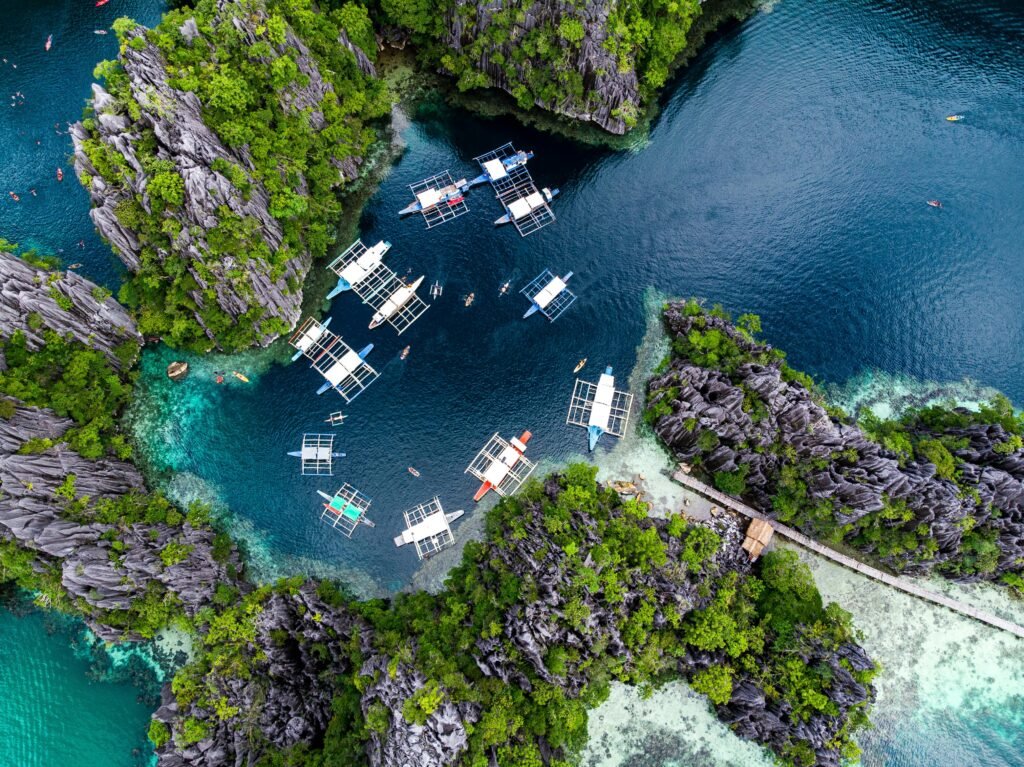 Bangkaboten in een baai tussen de kalkrotsen bij El Nido in de Filipijnen