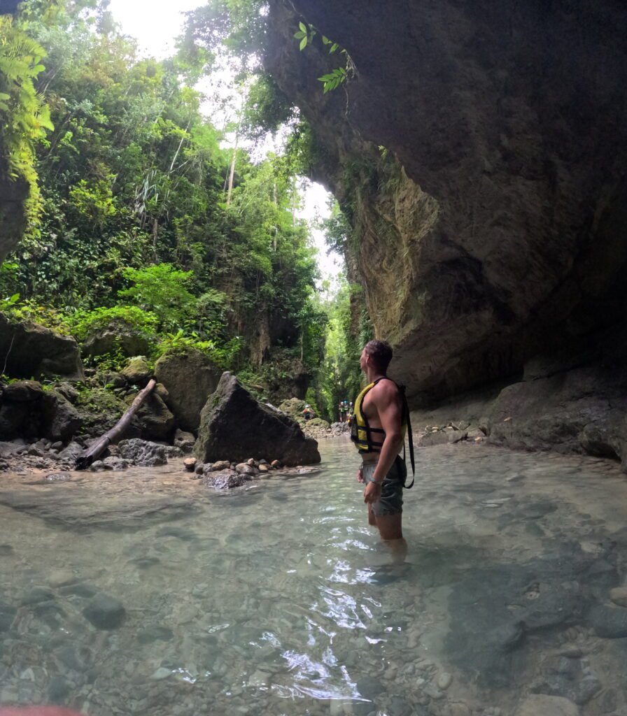 Canyoneering door de kloof bij Kawasan Falls vanuit Moalboal