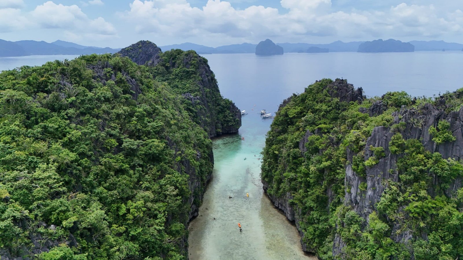 ondiep water tussen twee rotsen wat naar open zee leidt