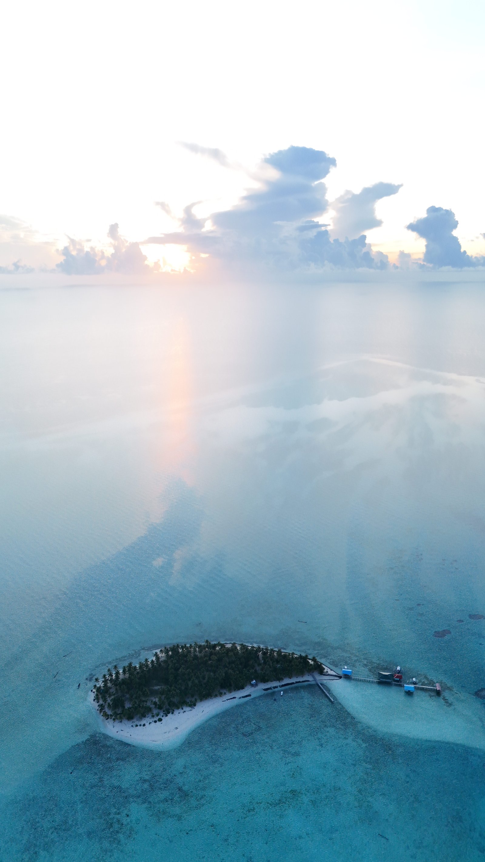 onbewoond eiland midden in de oceaan in filipijnen