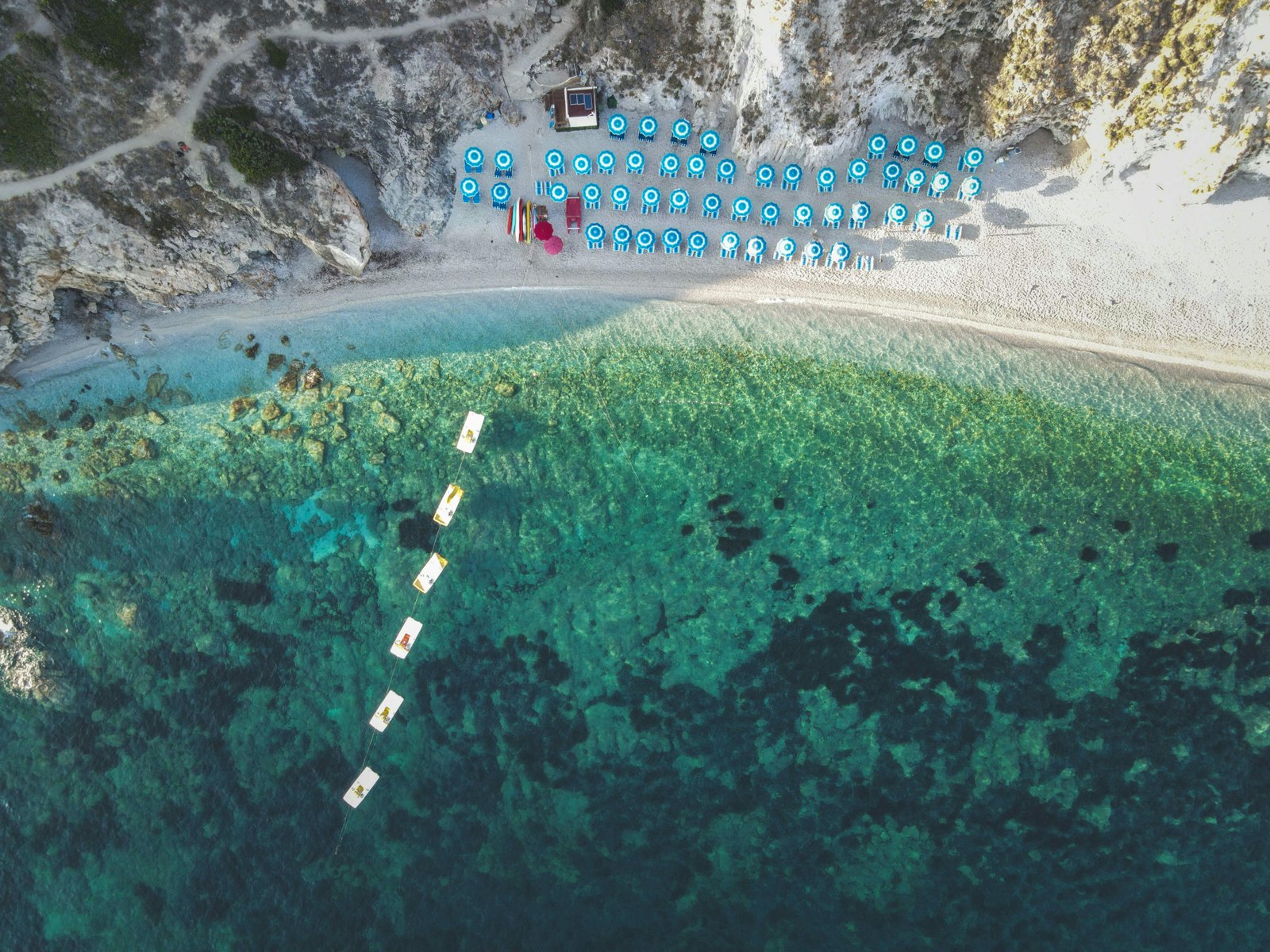 helderblauw water langs de kust van Albanië