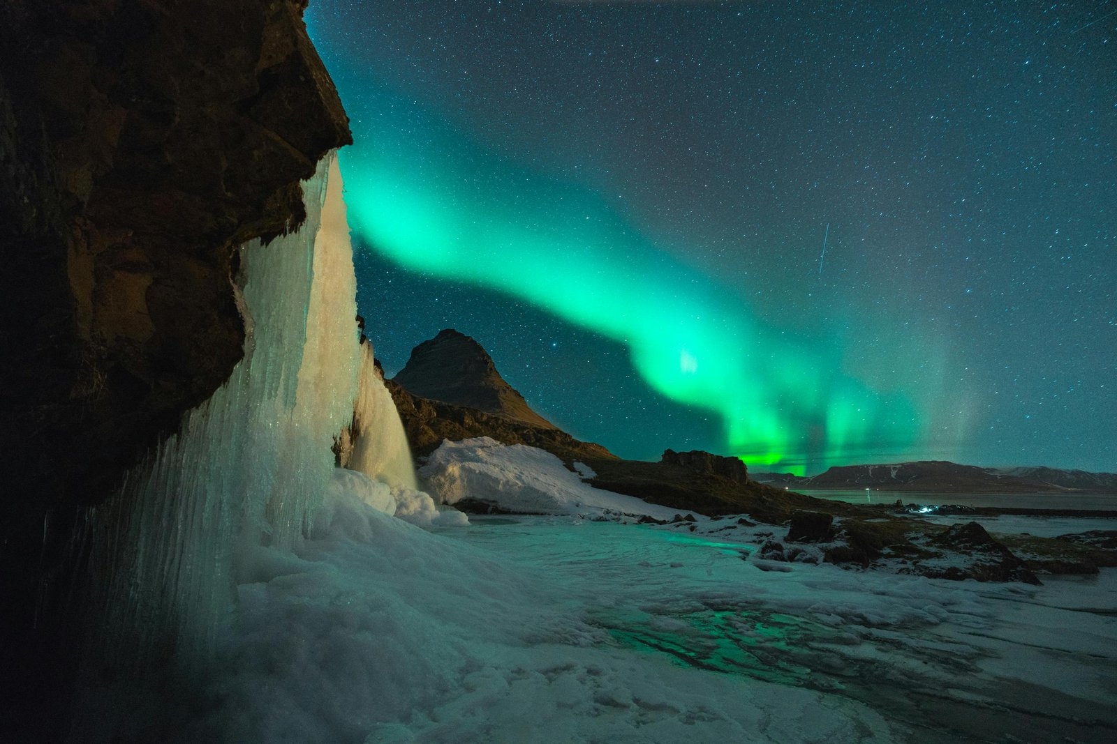 noorderlicht in IJsland bij een waterval