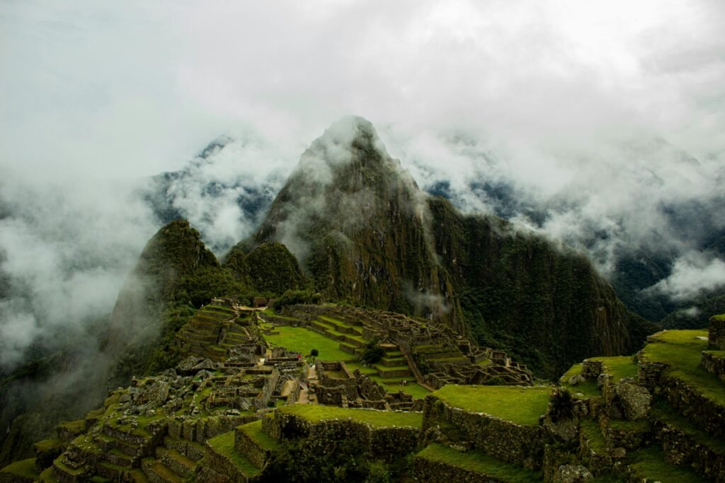 Machu Picchu in de mistige bergen van Peru