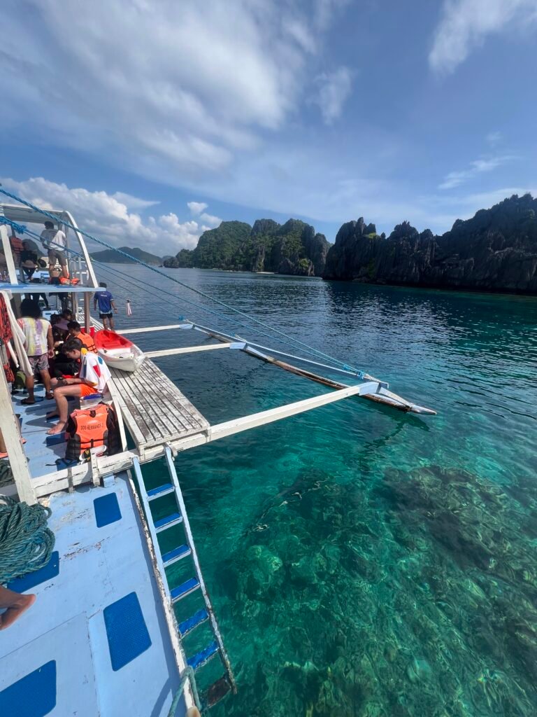 Aangemeerde bangka voor een eilandhoptour bij El Nido in Palawan
