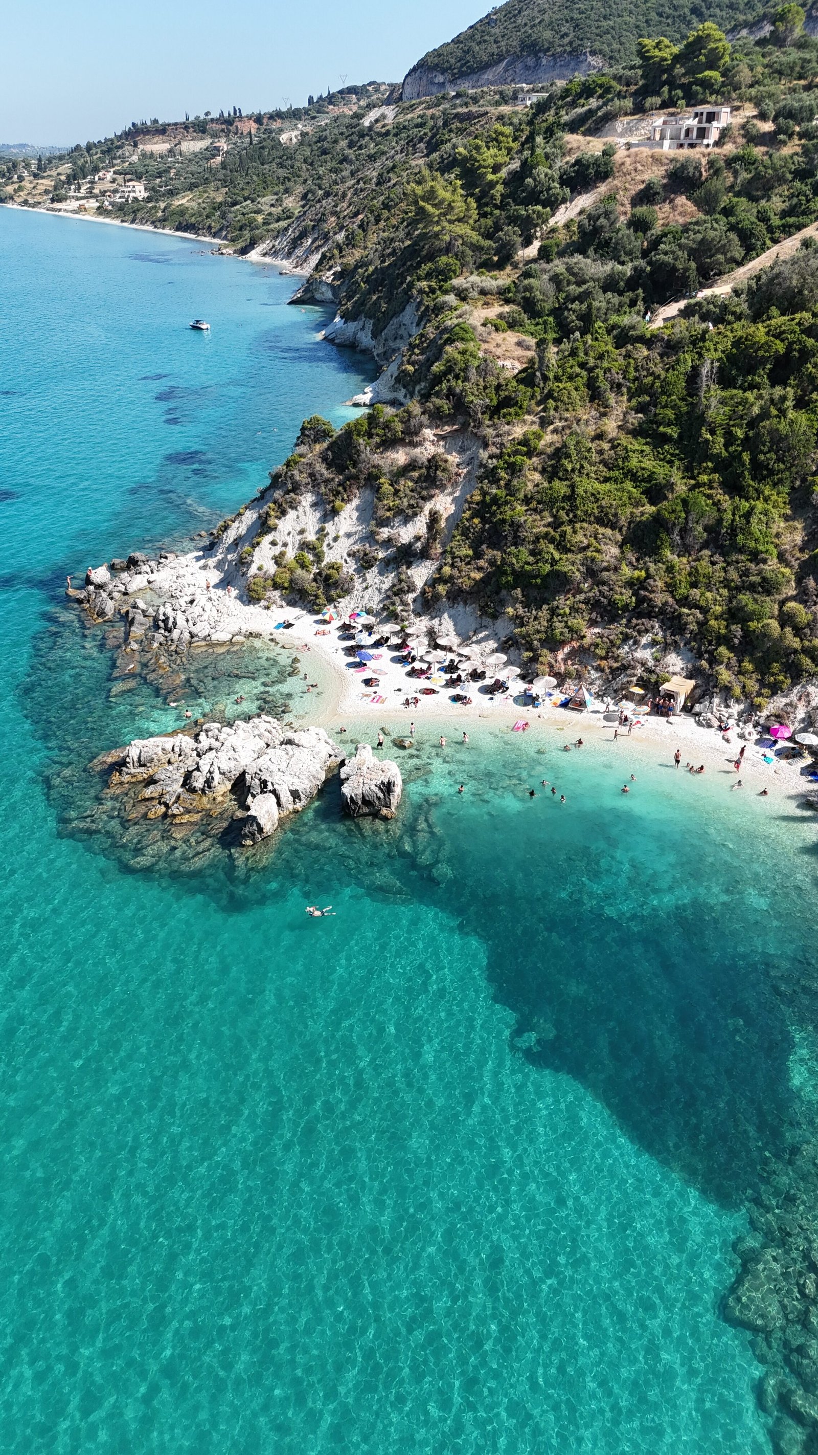 wit strand met aqua blauw water in Zakynthos