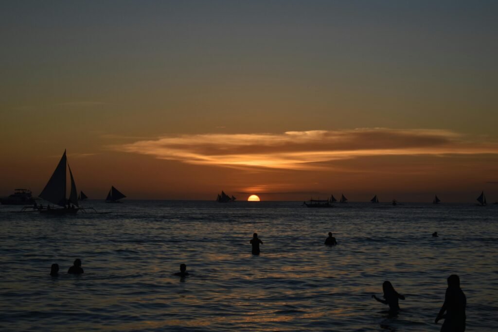 Zonsondergang boven White Beach op Boracay in de Filipijnen