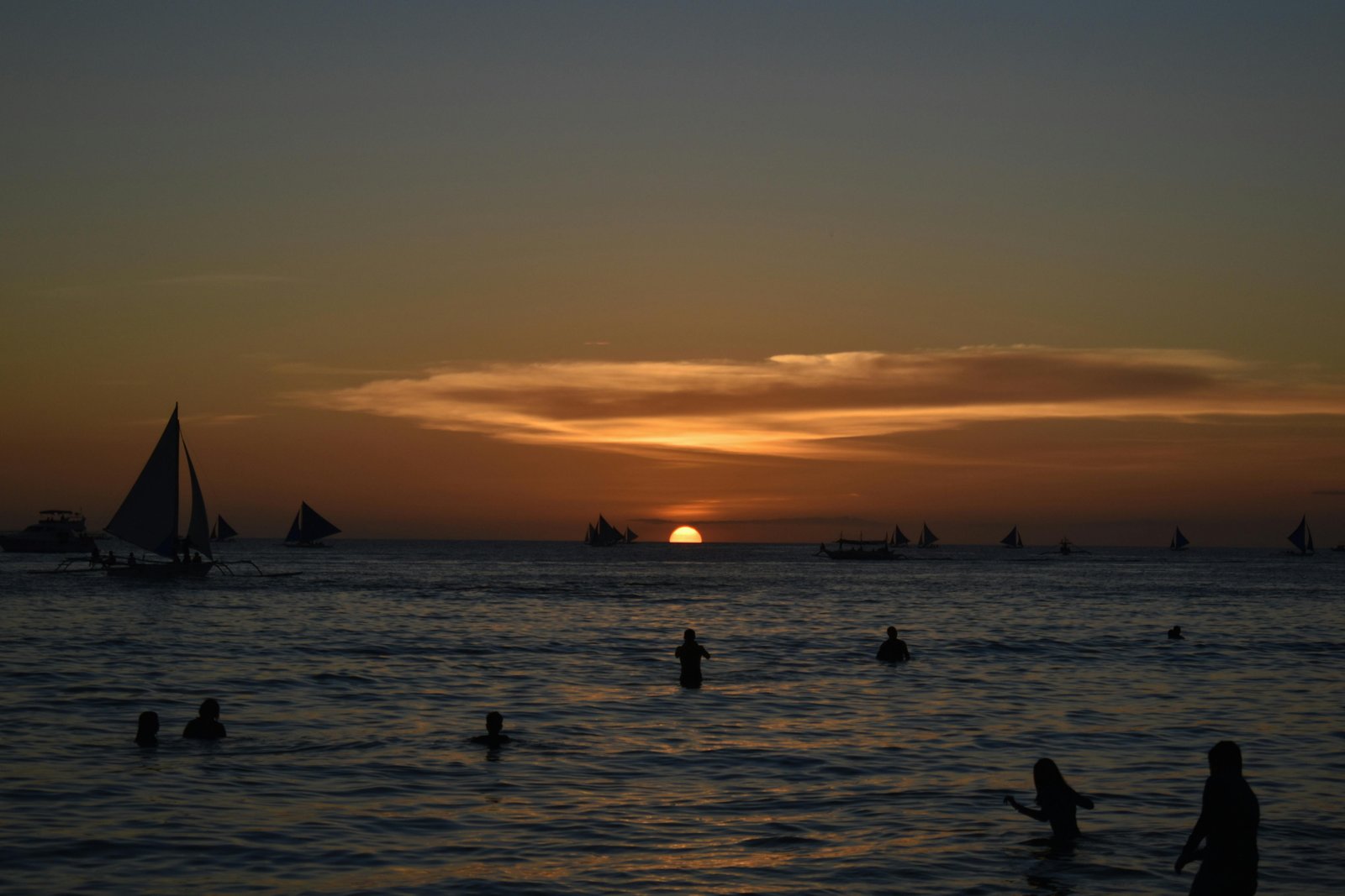 zonsondergang op White Beach in Boracay
