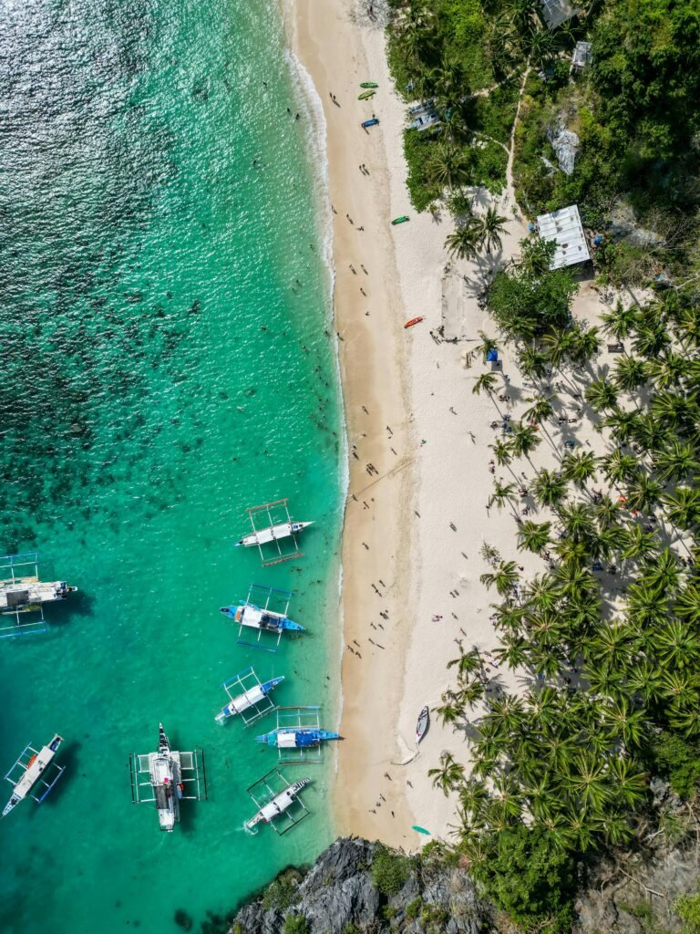 Luchtfoto van White Beach op Boracay met wit zand en lichtblauw water
