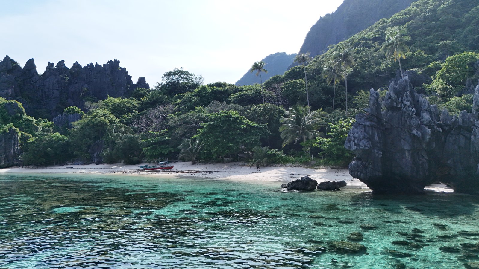 Tropisch strand tijdens het eilandhoppen in El Nido in Palawan