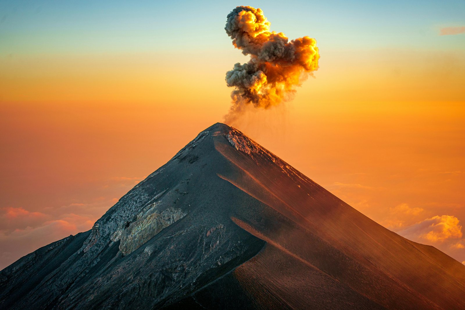 Fuego vulkaan in Guatemala tijdens zonsondergang