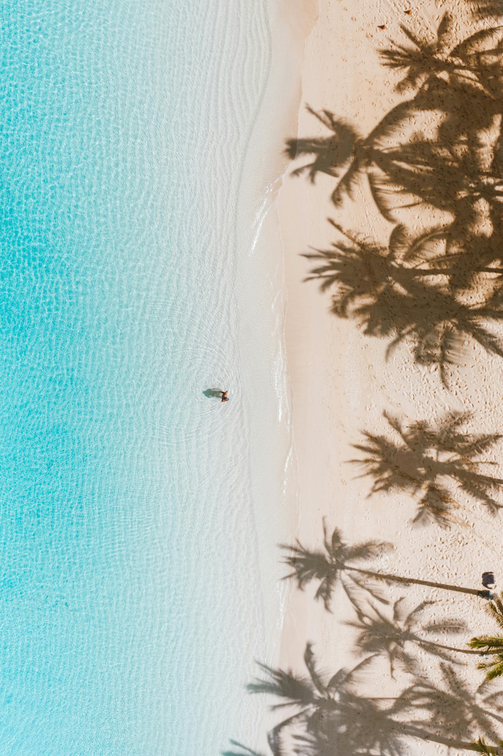 helder blauw water en parelwit strand vanuit de lucht gezien in Fiji