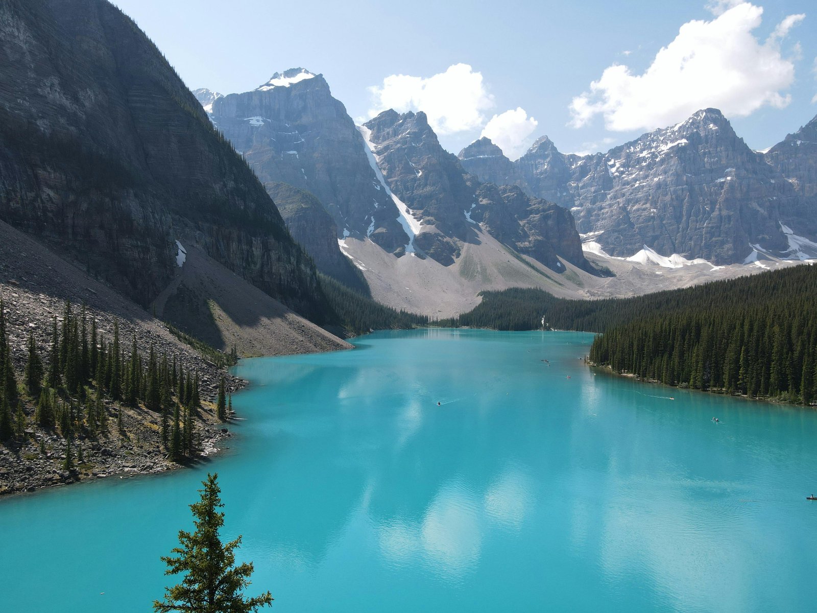 aqua blauw water met hoge bergen in national park in Canada