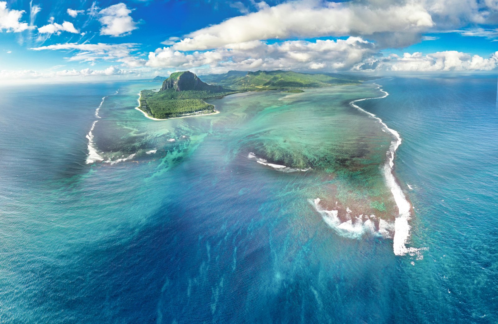 onderwater waterval vanuit de helikopter in mauritius