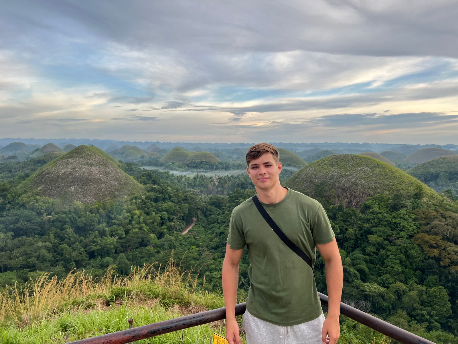 Persoon met de Chocolade hills van Bohol op de achtergrond