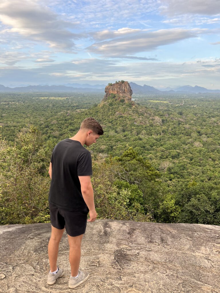 Uitzicht op de Leeuwenrots van Sigiriya vanaf Pidurangala
