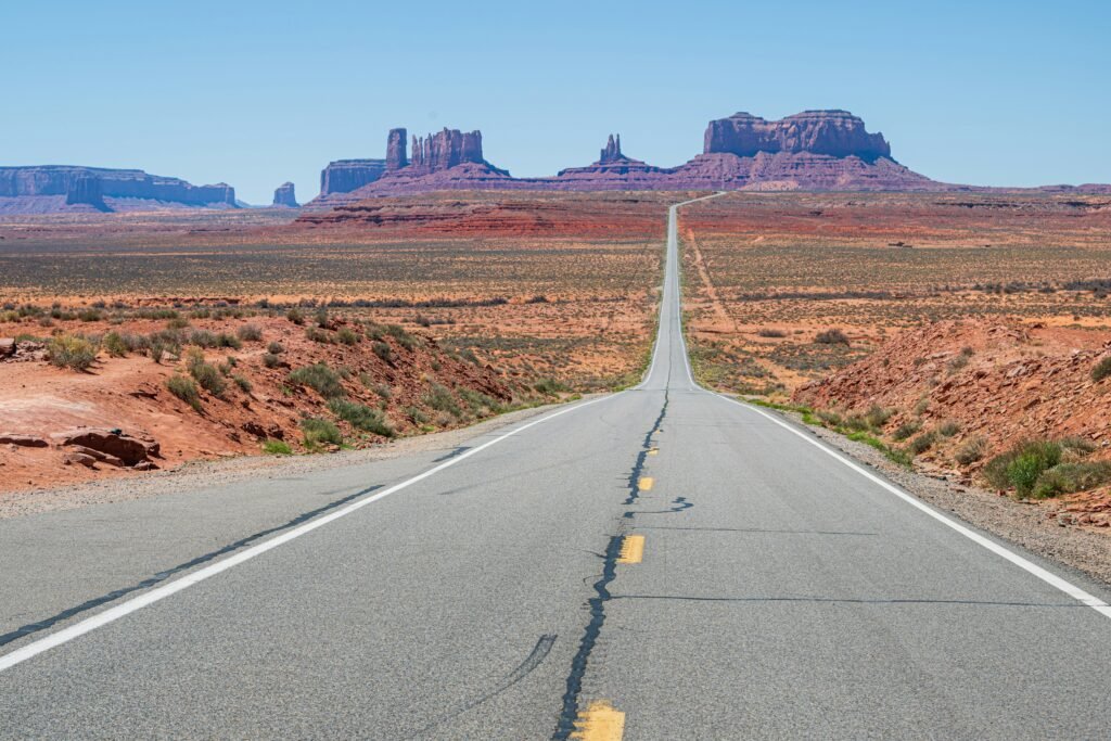De historische Route 66 die kaarsrecht door het Amerikaanse landschap loopt
