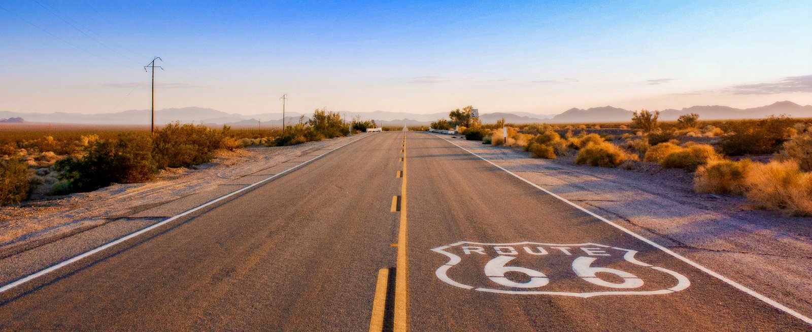 Rechte weg van Route 66 door het Amerikaanse landschap
