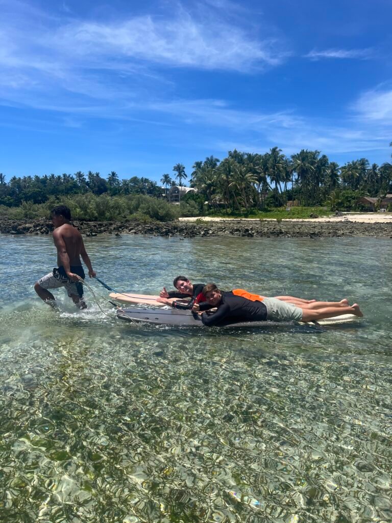 Surfer bij Cloud 9 op het eiland Siargao in de Filipijnen