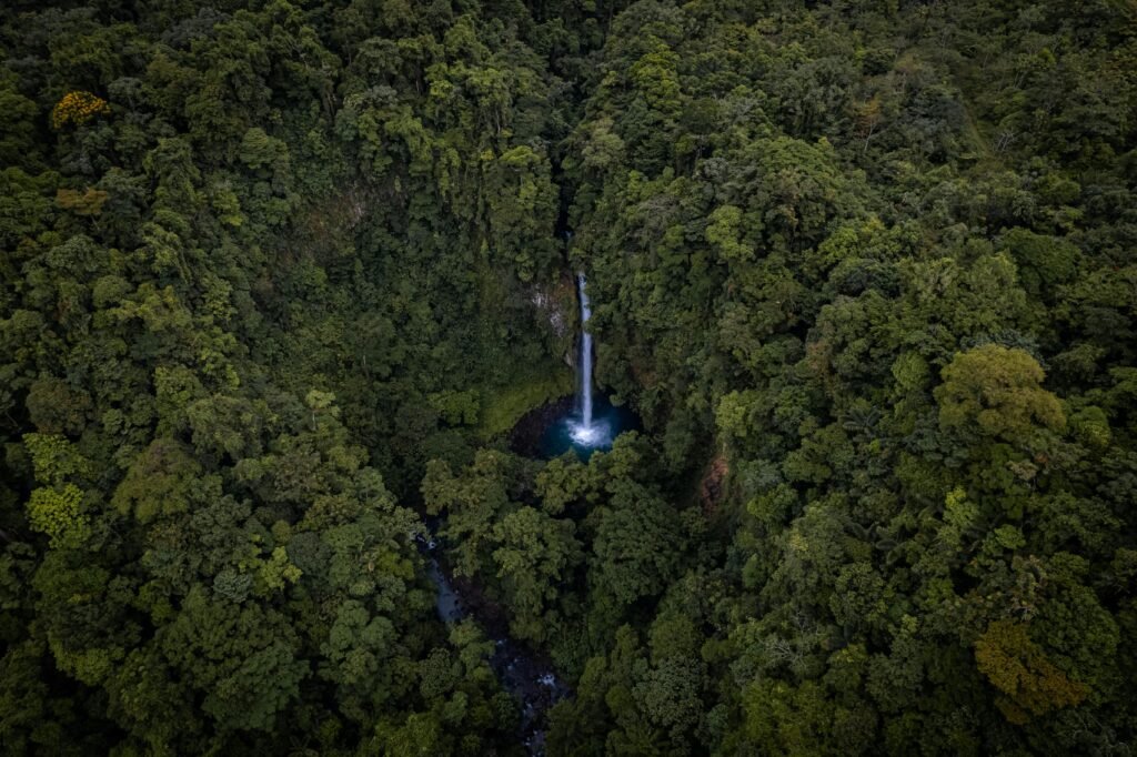 Waterval in de jungle van Costa Rica, gezien vanuit de lucht