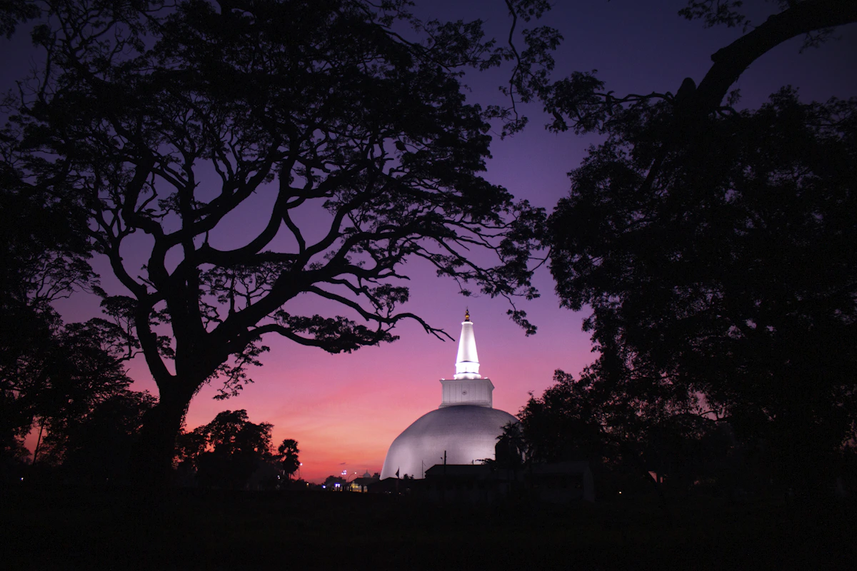 De witte Ruwanwelisaya stupa in Anuradhapura, een van de heiligste boeddhistische sites van Sri Lanka