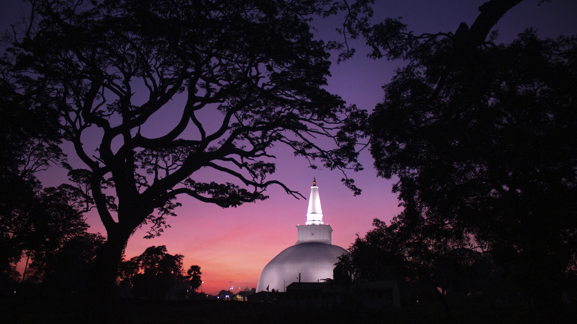 De witte Ruwanwelisaya stupa in Anuradhapura, een van de heiligste boeddhistische sites van Sri Lanka