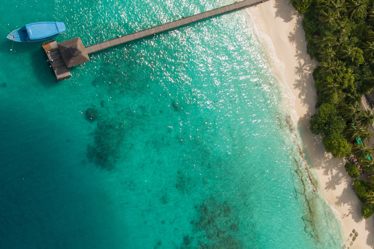 Luchtfoto van de turquoise lagunes en eilanden van Baa Atoll