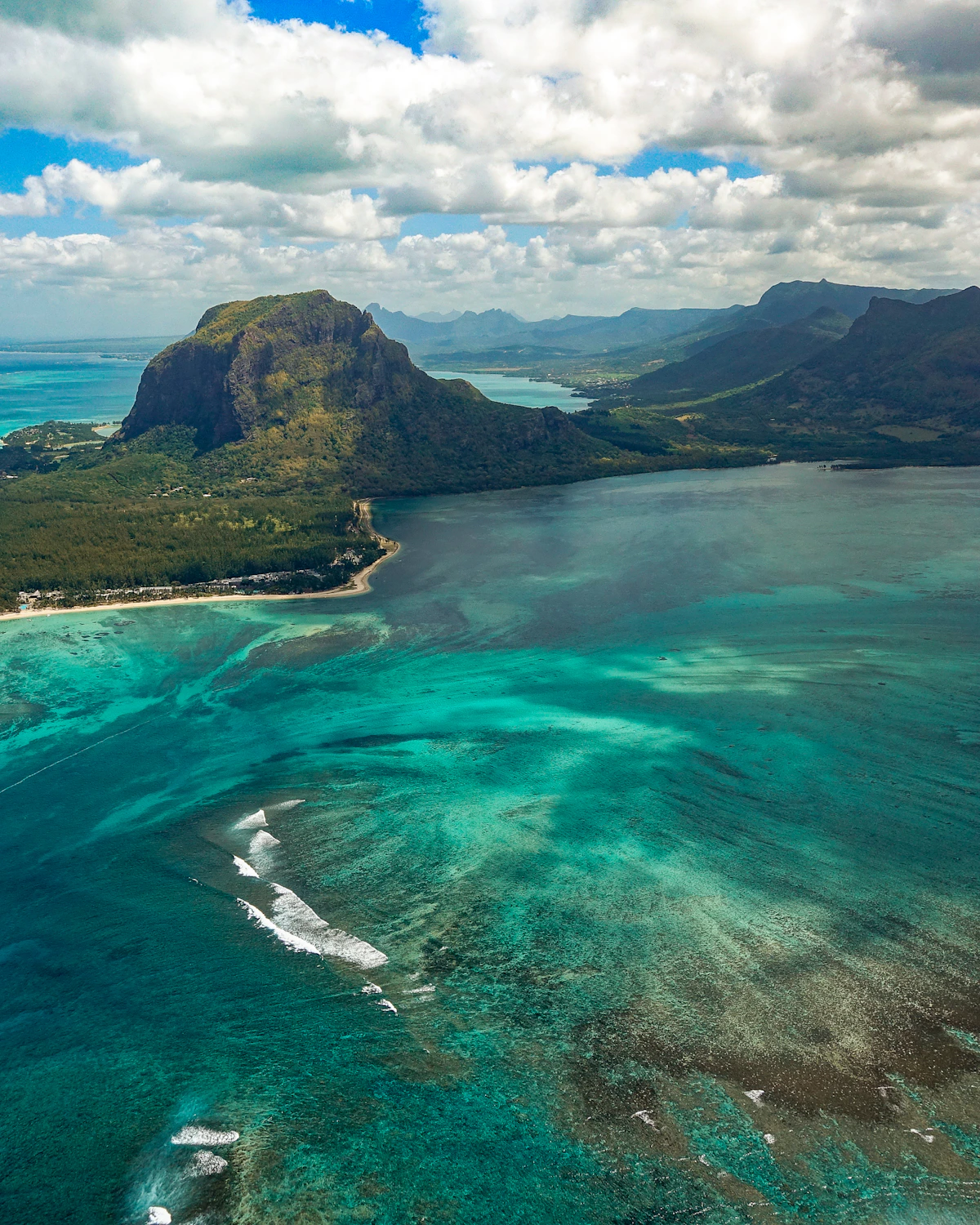 Le Morne Brabant berg steekt boven de oceaan uit