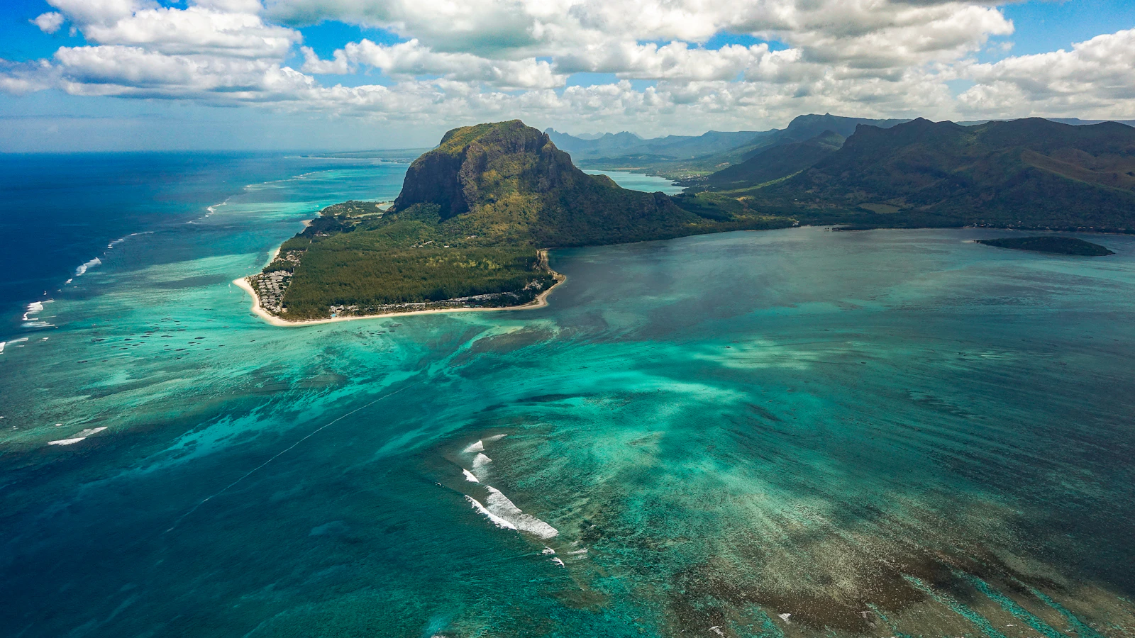 Le Morne Brabant berg steekt boven de oceaan uit