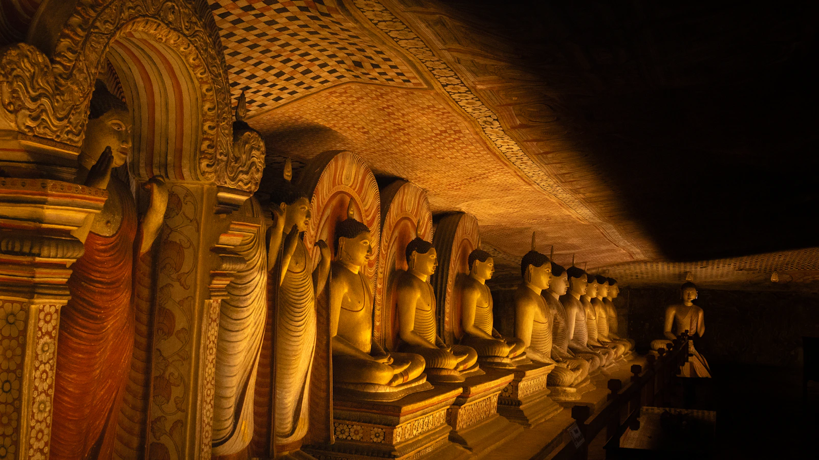 Rij Boeddhabeelden in de grottempel van Dambulla