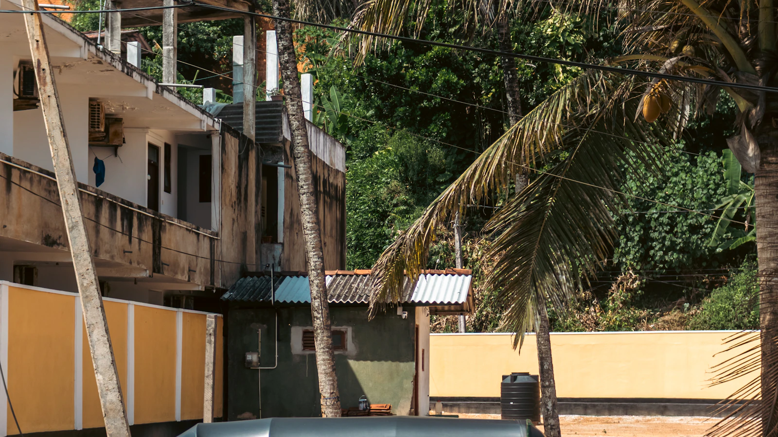 Een rode tuktuk geparkeerd langs een tropische weg in Sri Lanka