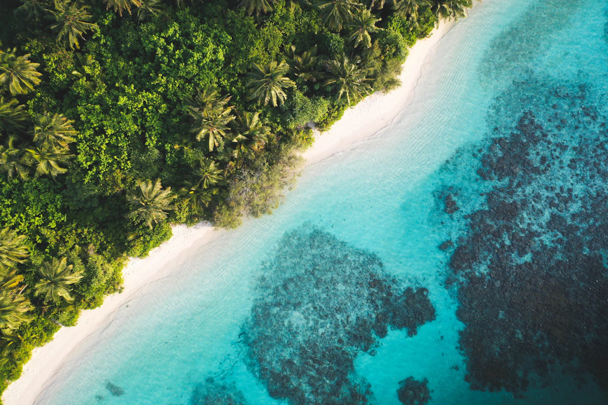 Luchtfoto van het tropische strand en de lagune bij Dhigurah