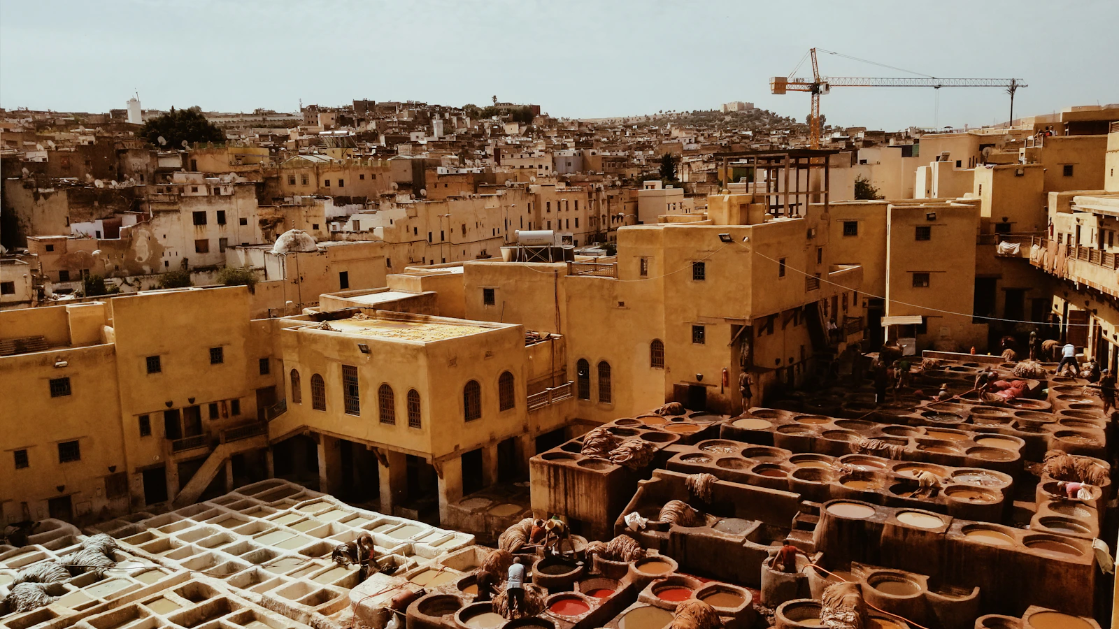 Luchtfoto van de witte daken en gebouwen van de medina van Fes