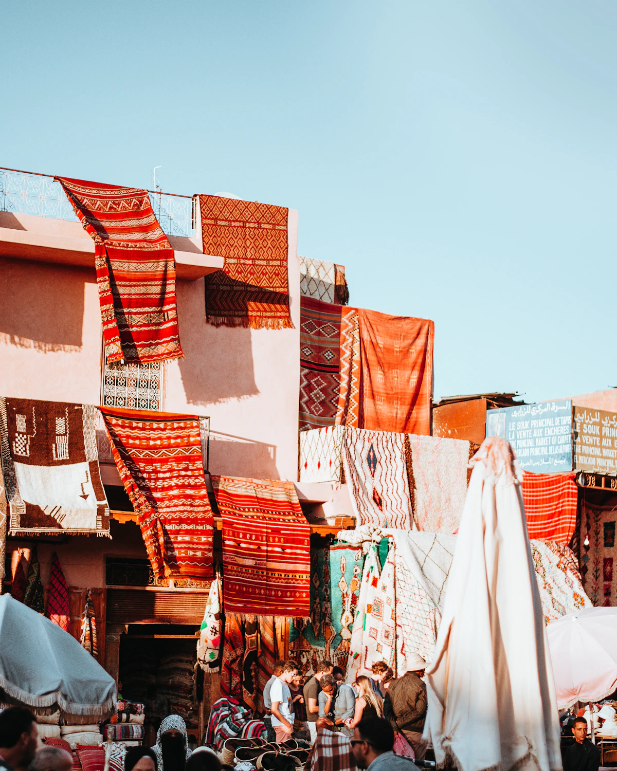 Gekleurde textielen drogen op een dak in de medina van Fes