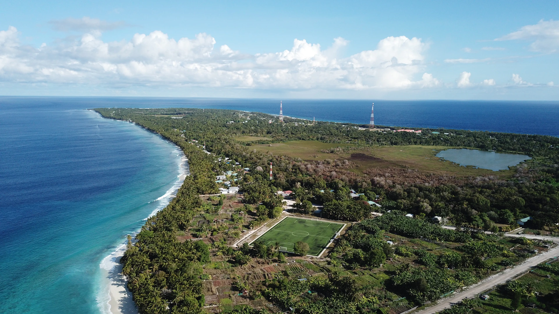 Luchtfoto van het tropische eiland Fuvahmulah omringd door diepblauwe oceaan
