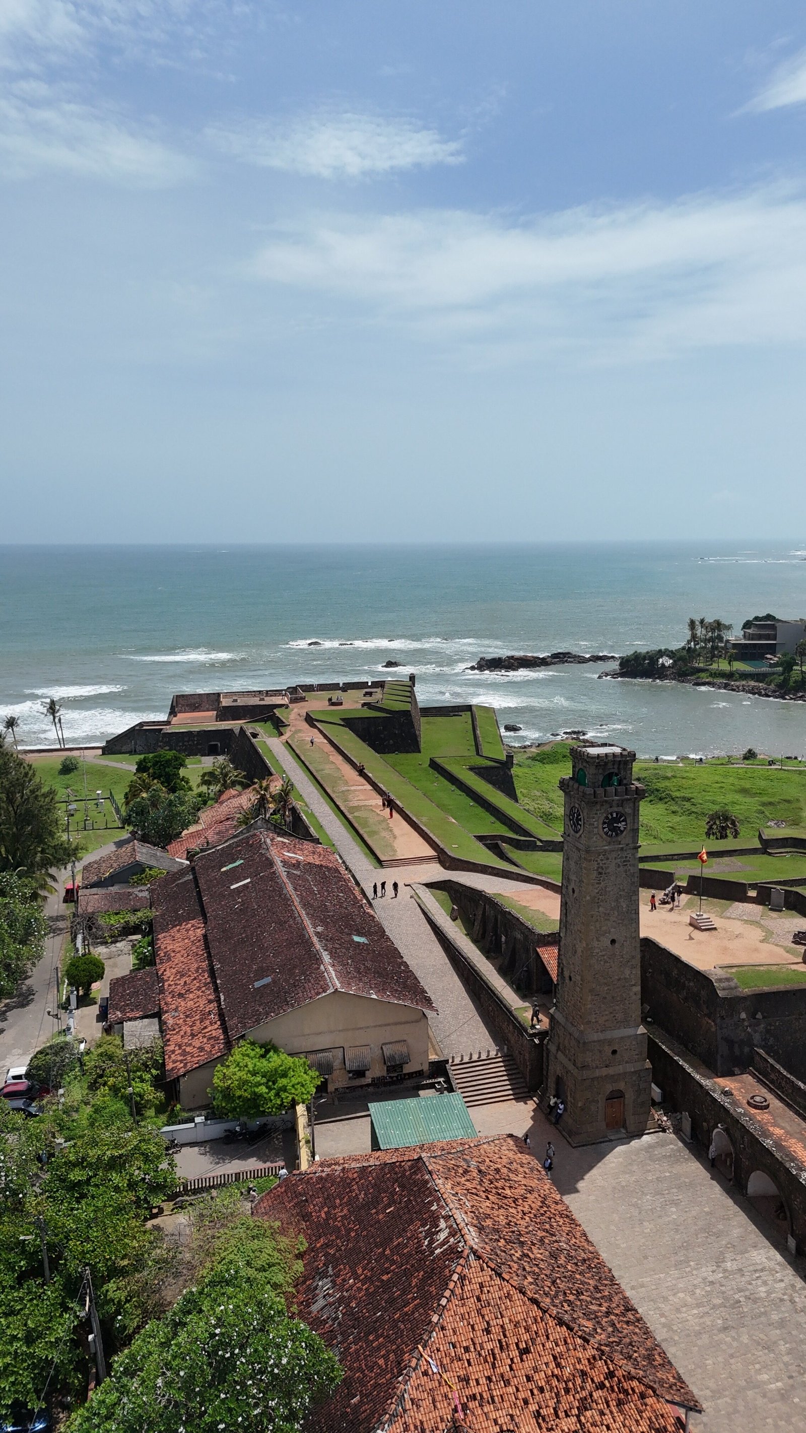 Het historische fort van Galle vanuit de lucht, omringd door de Indische Oceaan
