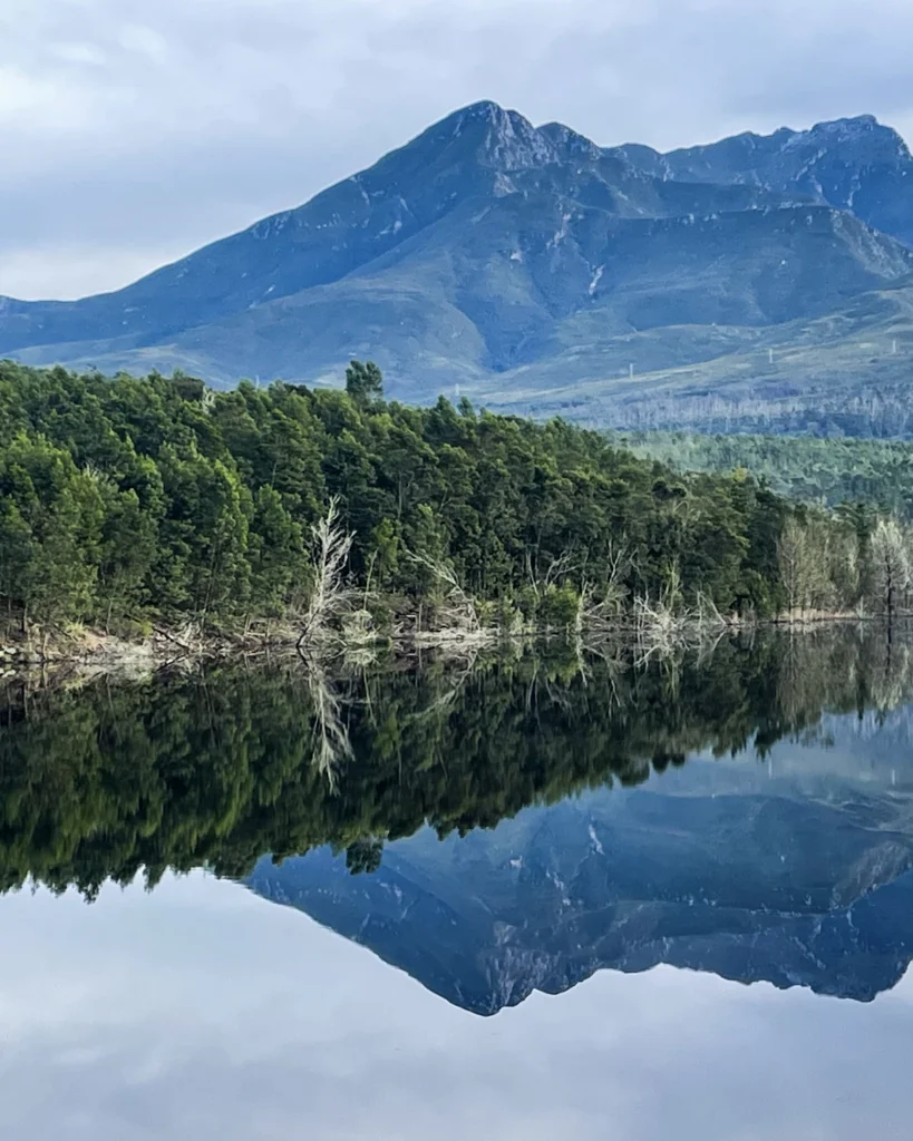 Meer omgeven door bergen en bossen op de Garden Route