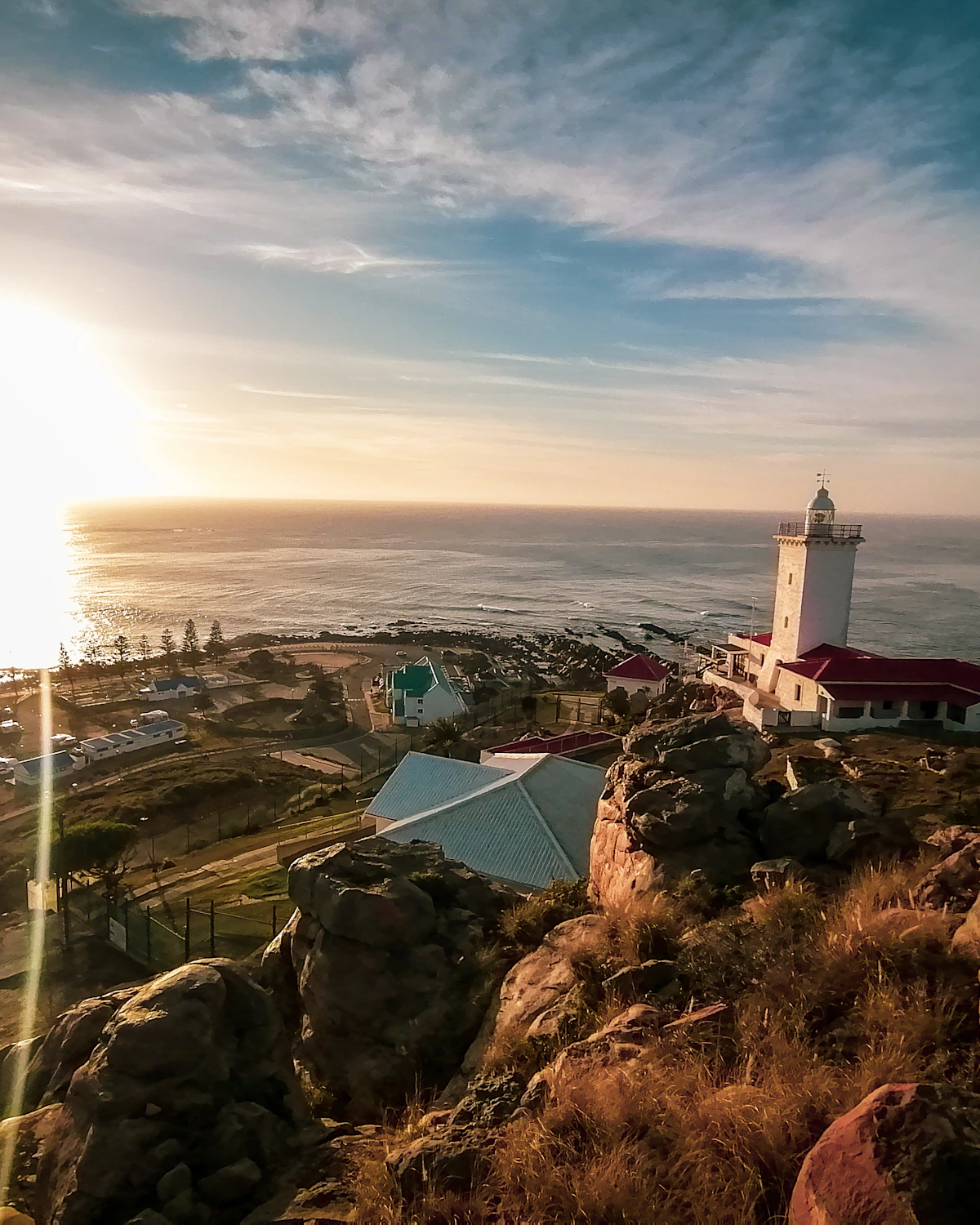 Vuurtoren op een heuvel langs de Garden Route, Zuid-Afrika