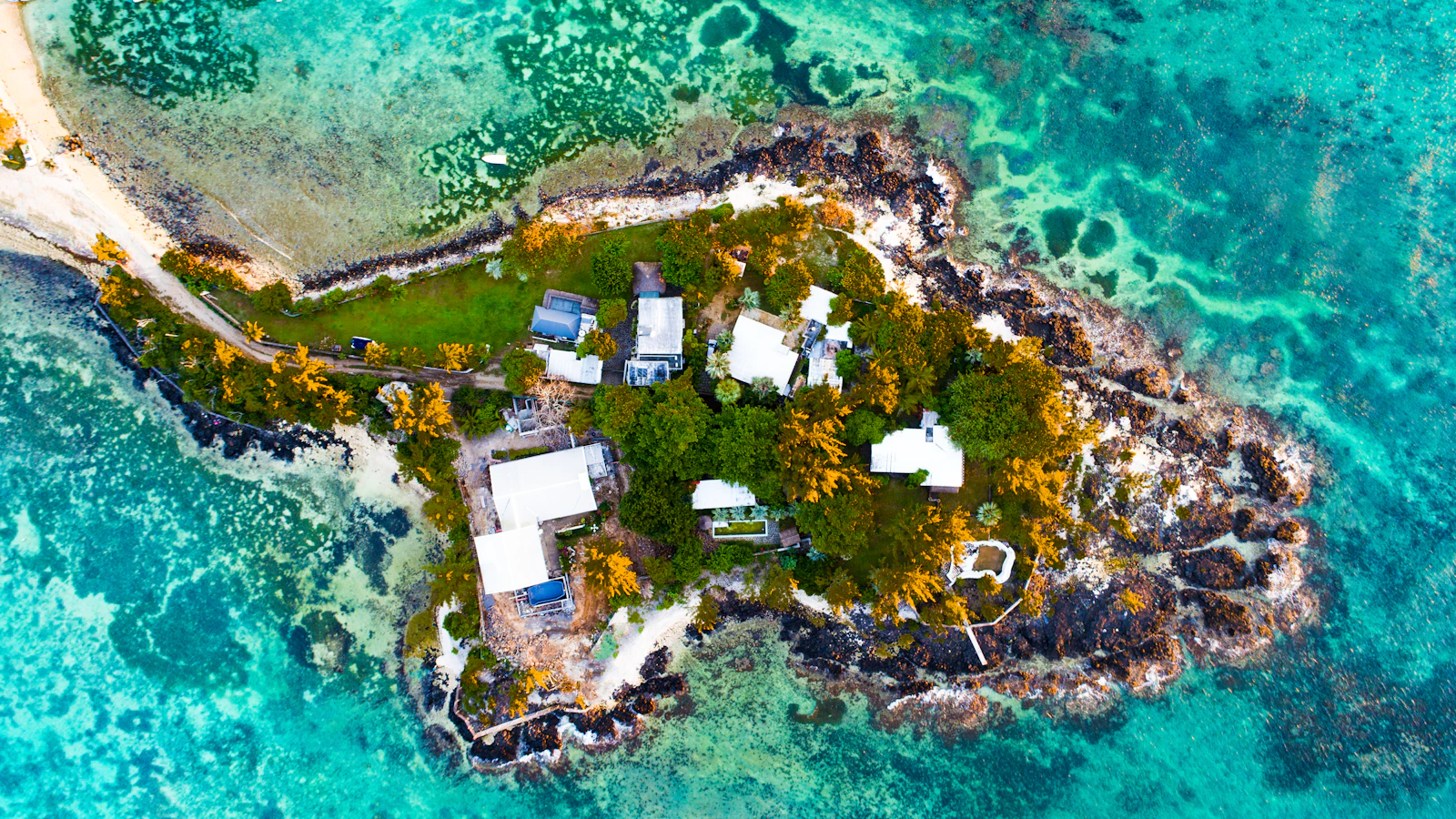 Luchtfoto van Grand Baie en omliggende lagune in Mauritius