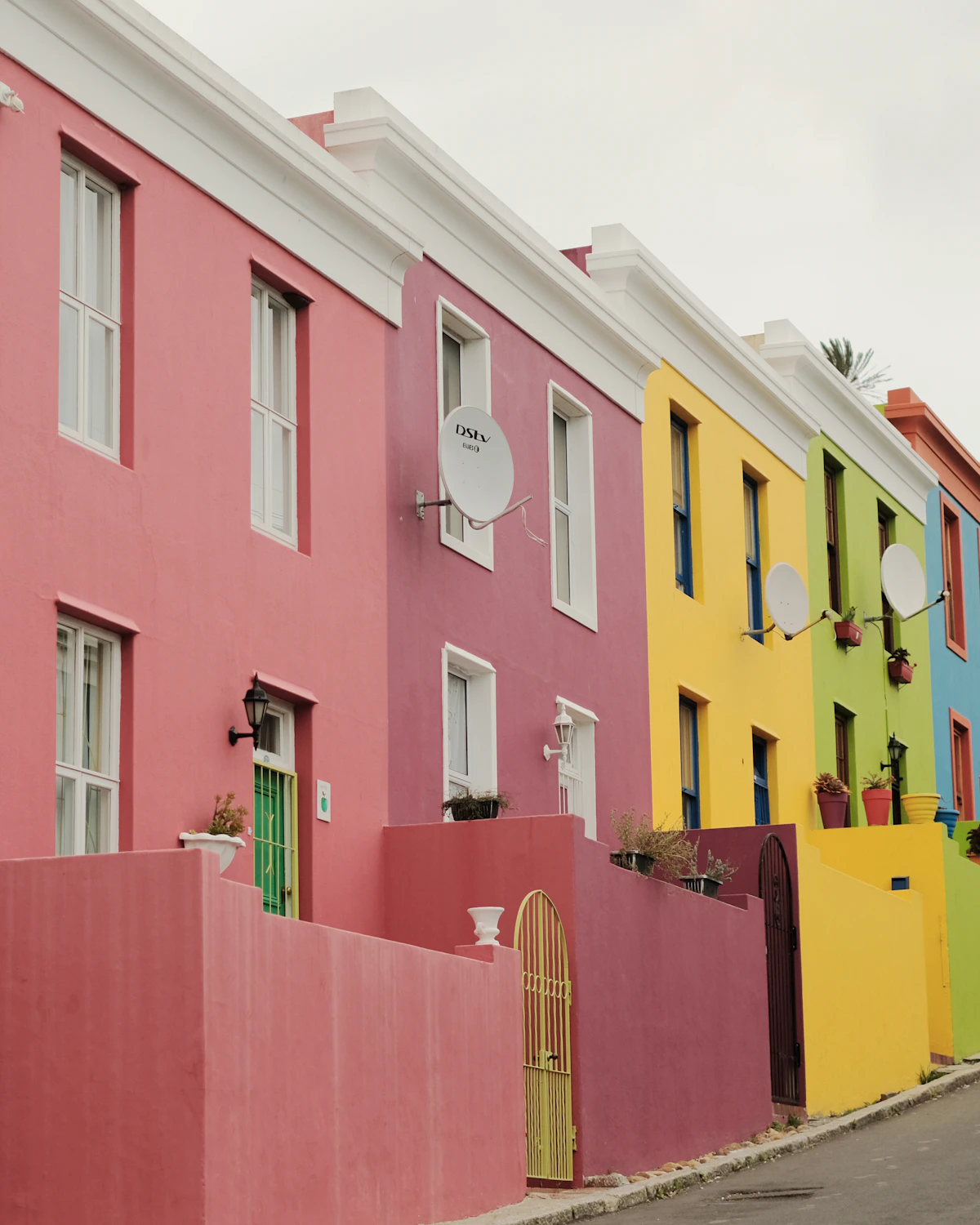 Een rij kleurrijke huizen in de wijk Bo-Kaap in Kaapstad