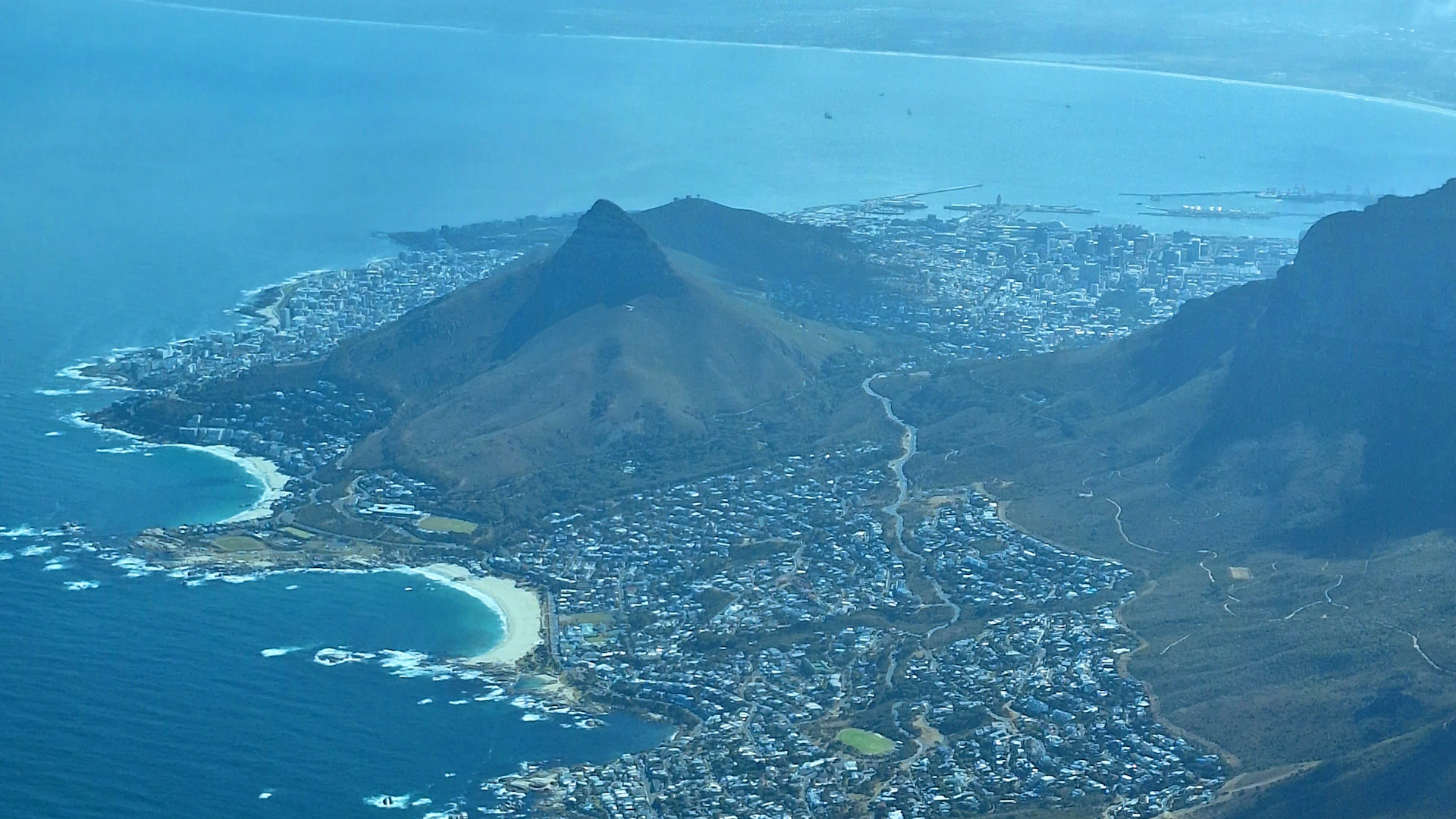 Luchtfoto van Kaapstad met Tafelberg en Atlantische Oceaan