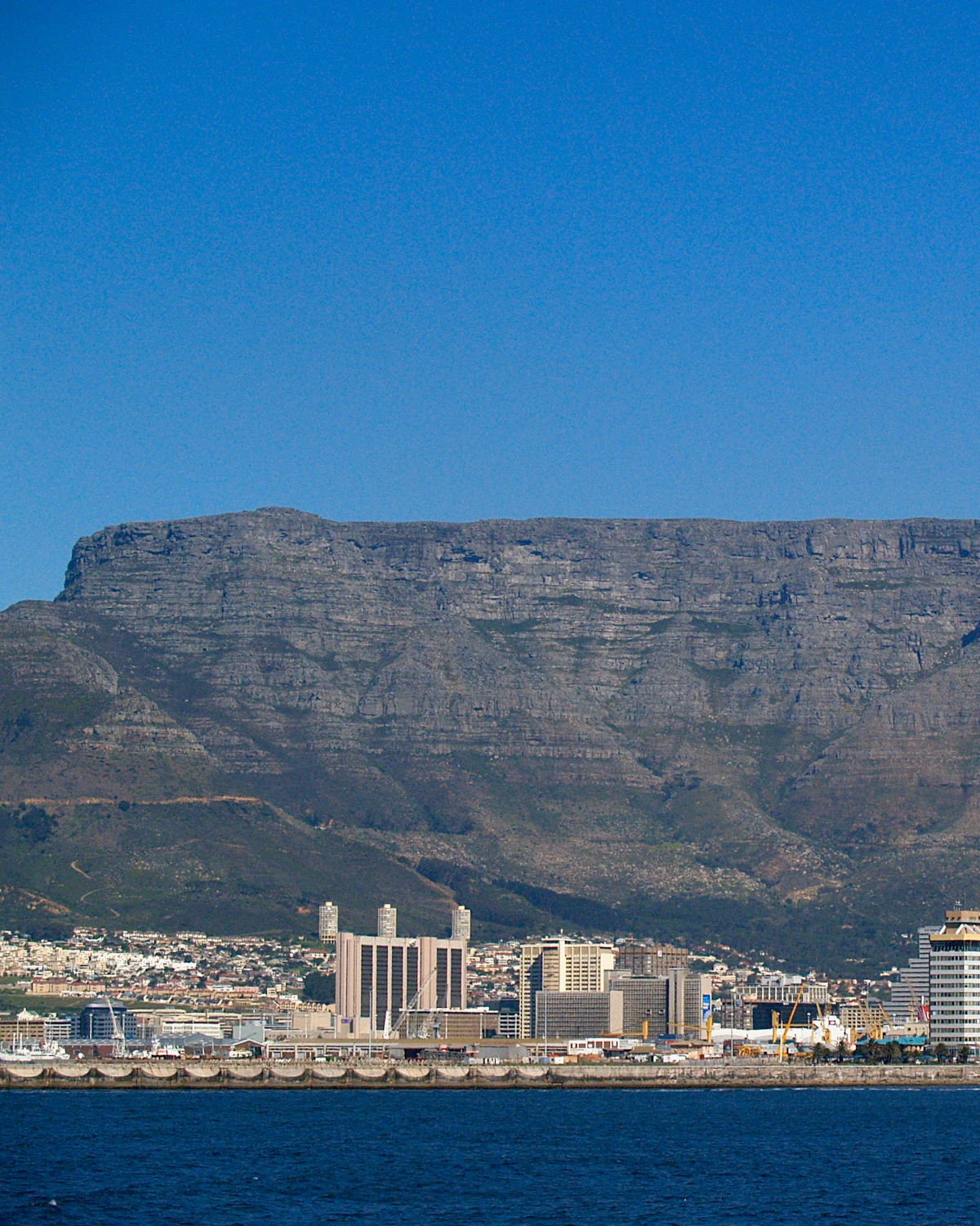 Bruin-witte gebouwen aan de voet van de Tafelberg in Kaapstad
