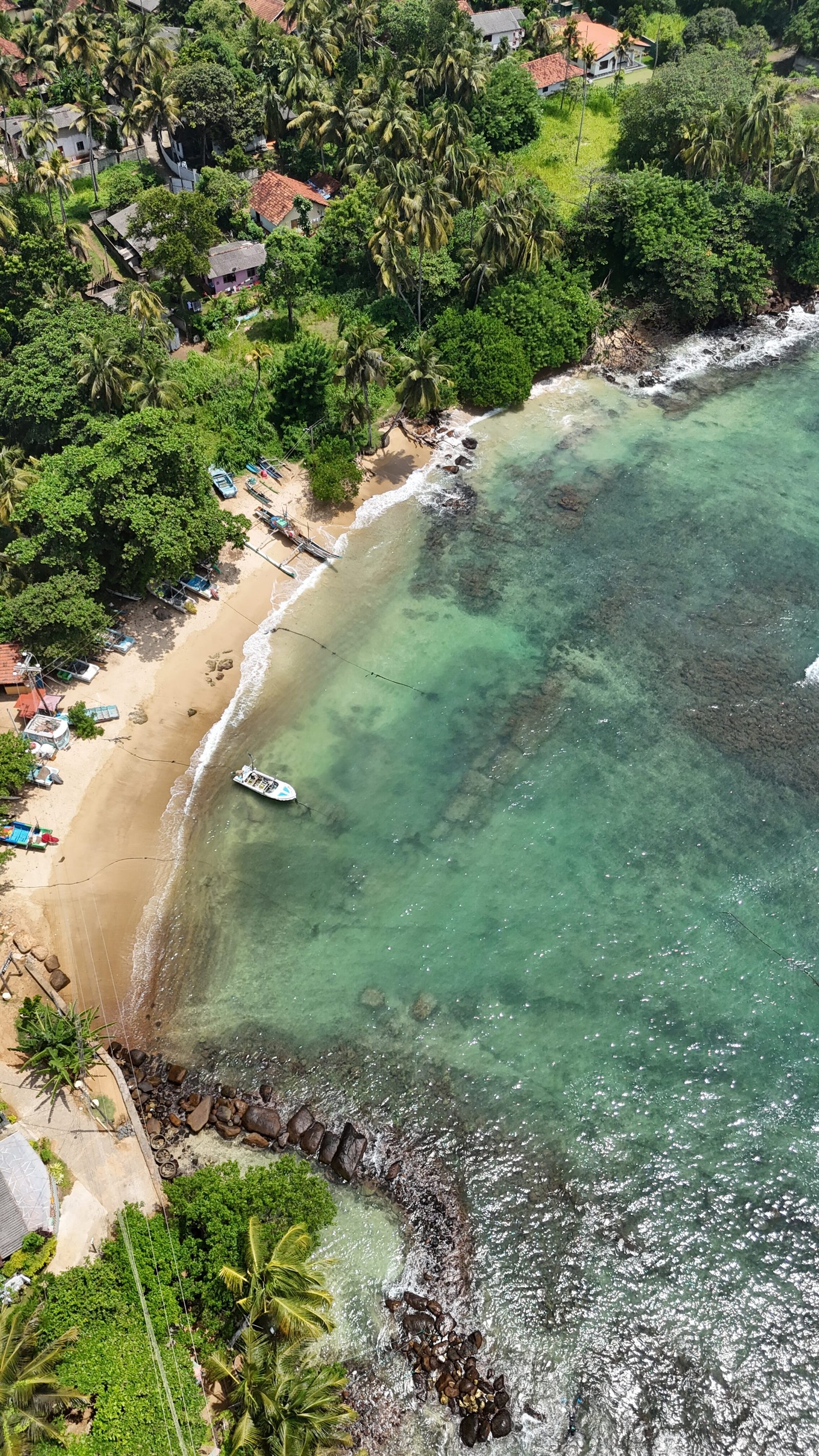 Tropisch strand vanuit de lucht in Sri Lanka