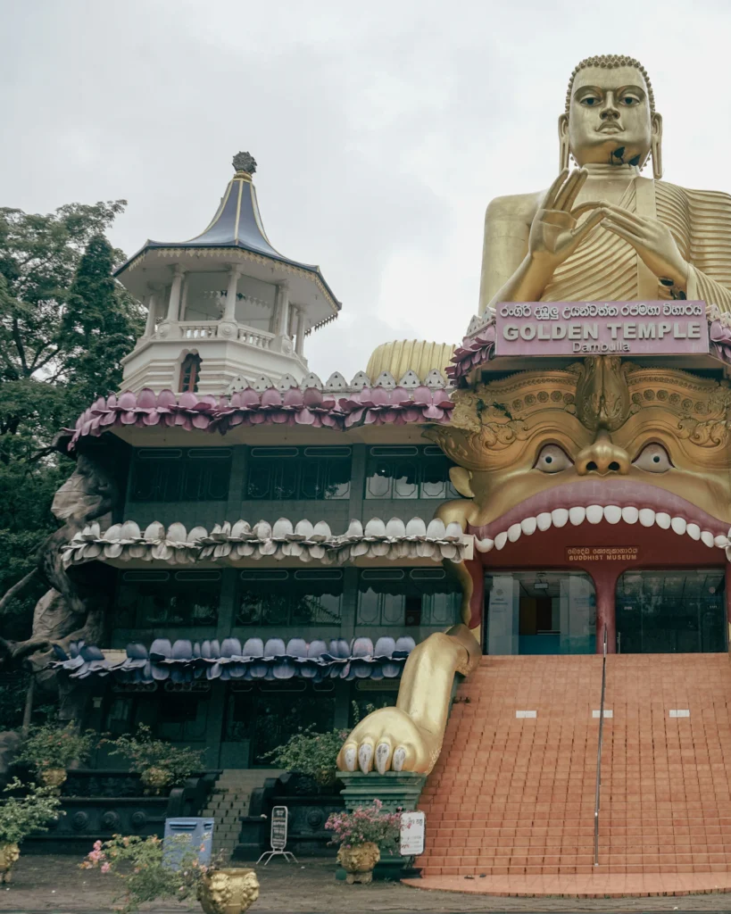 Het gouden Boeddhabeeld bij de ingang van de grottempel van Dambulla