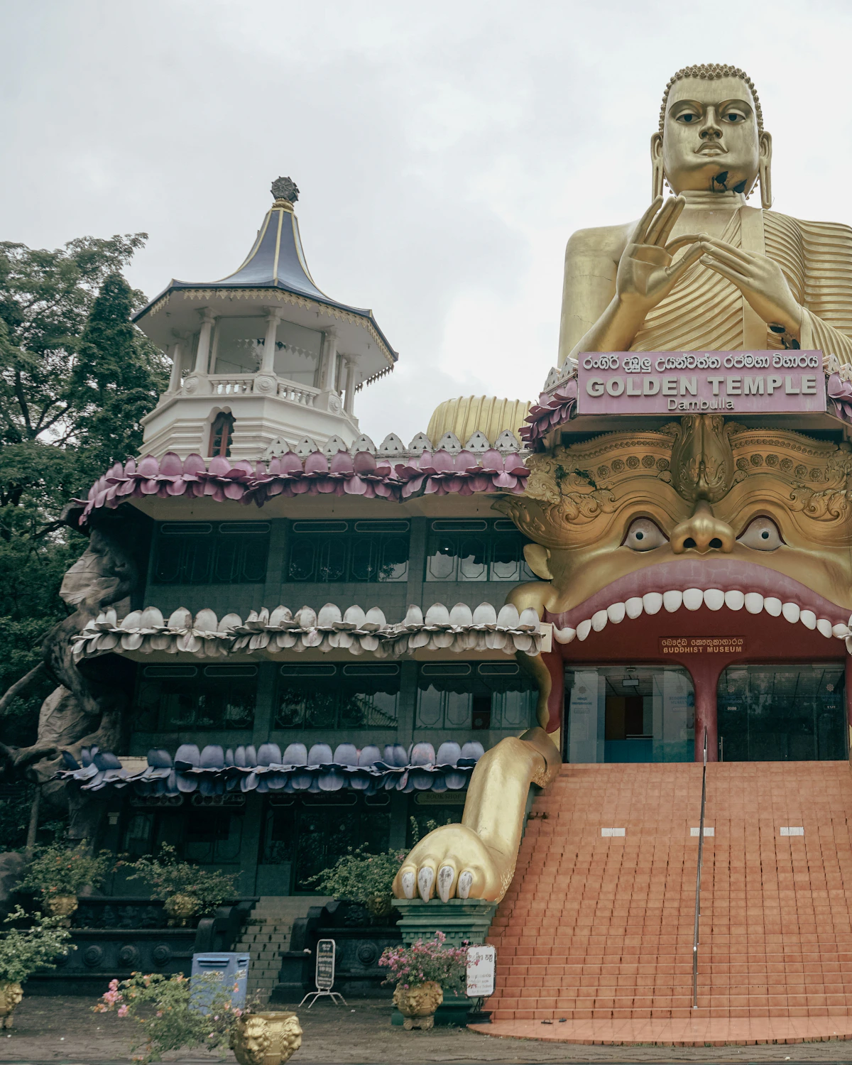 Het gouden Boeddhabeeld bij de ingang van de grottempel van Dambulla