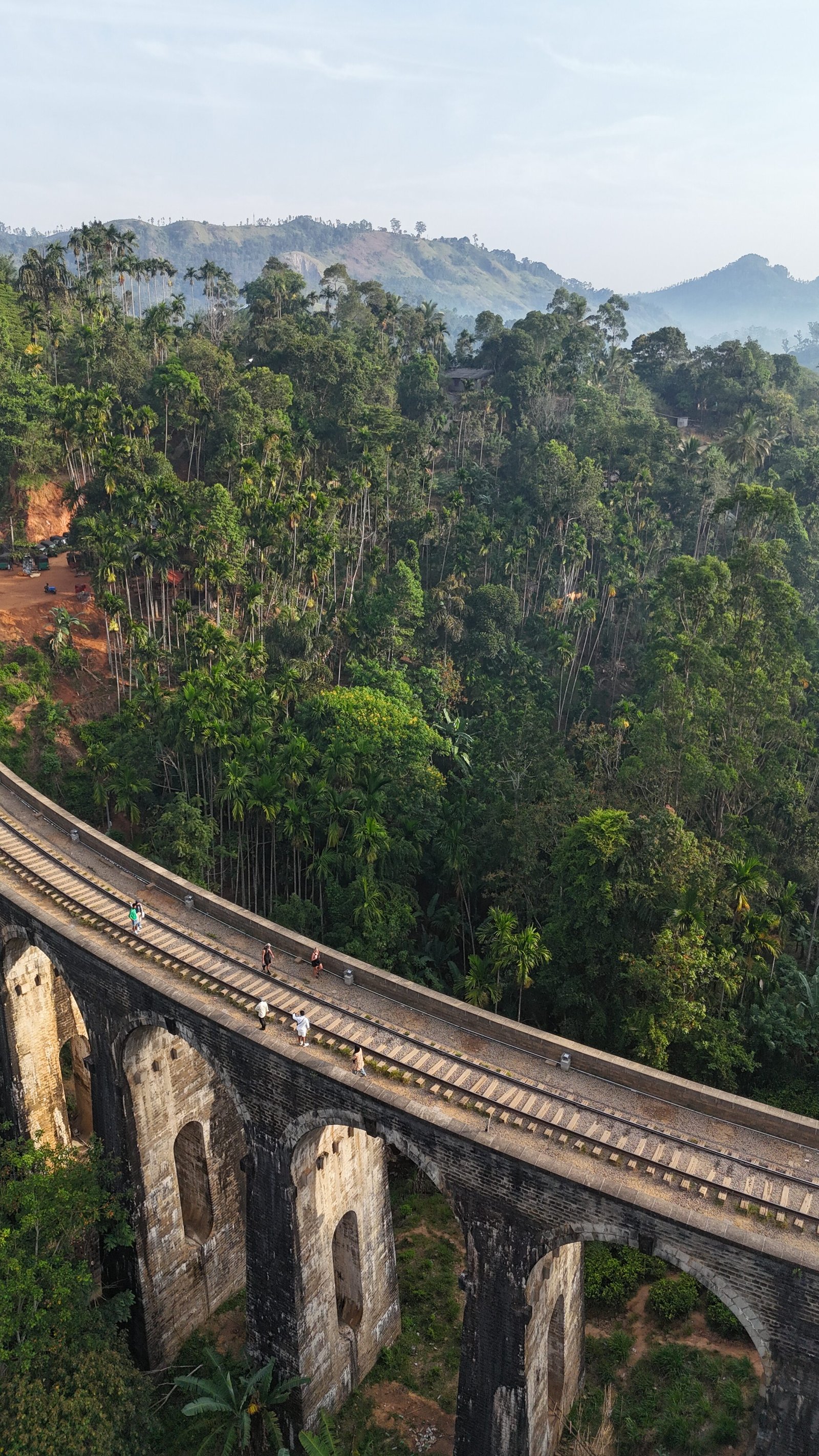 Spoorlijn slingert door de groene jungle van Sri Lanka