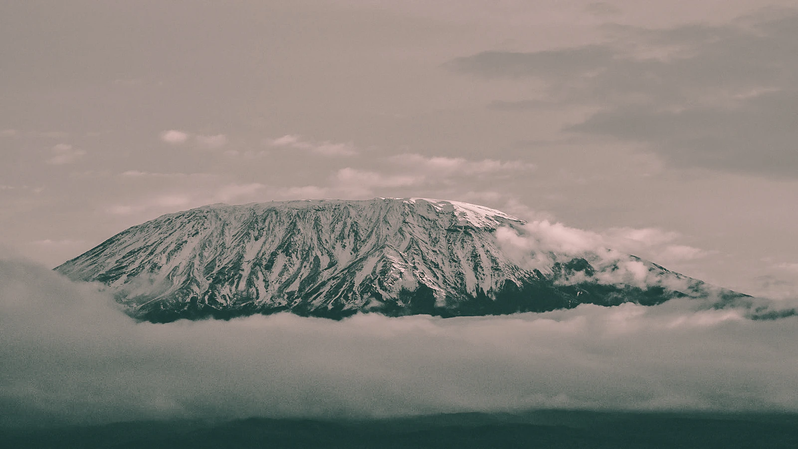 Plateau hoog op de Kilimanjaro omringd door wolken