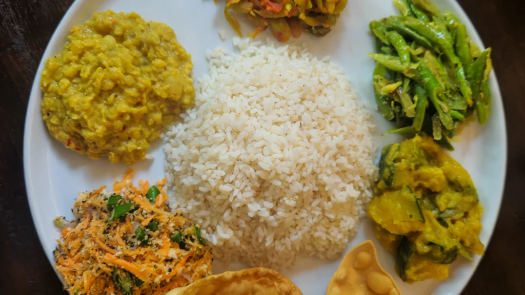 Een bord rice and curry, de klassieke Srilankaanse maaltijd