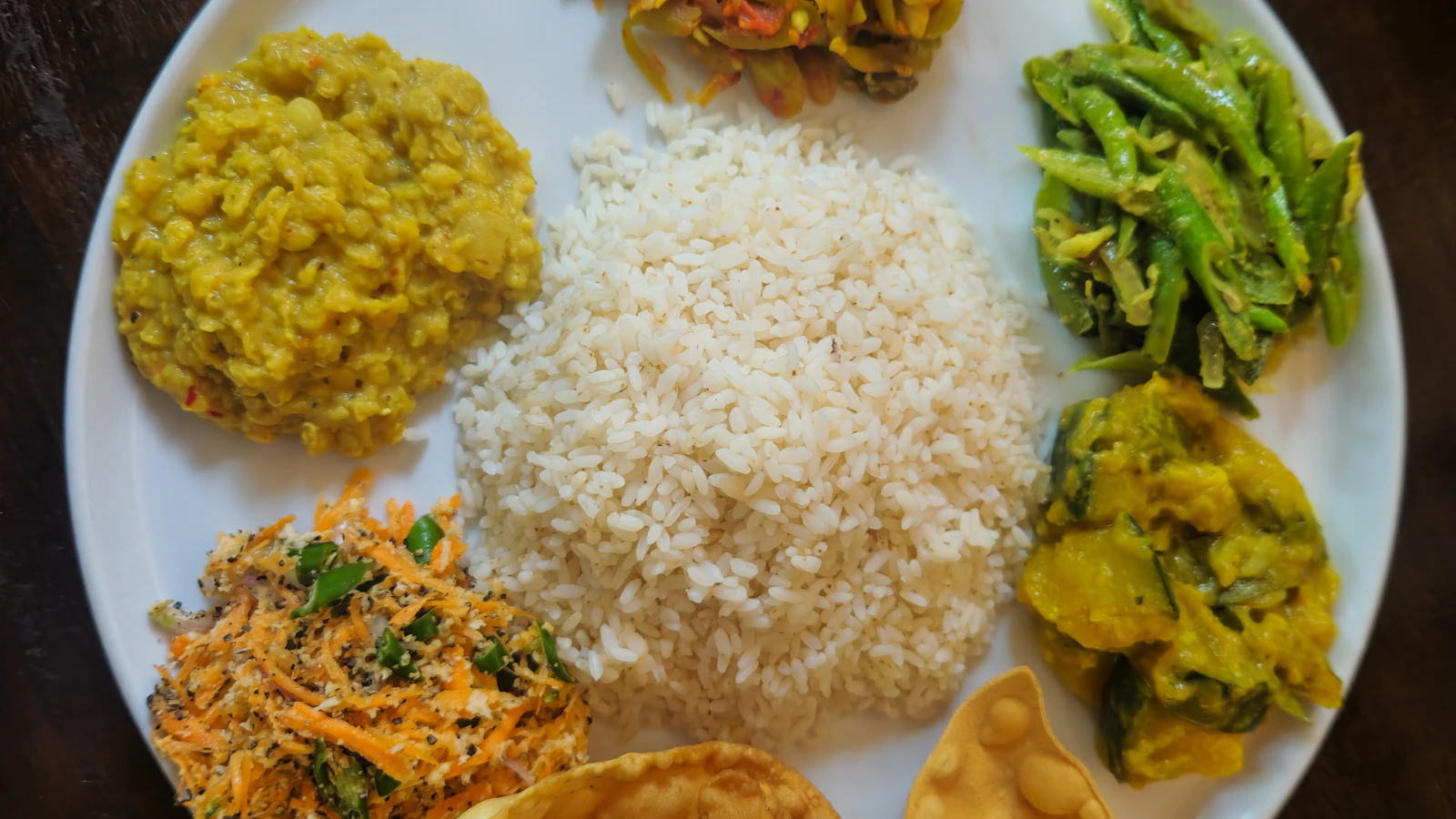 Een bord rice and curry, de klassieke Srilankaanse maaltijd